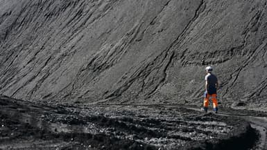 Une montagne de charbon à la centrale thermique à charbon et gaz combinée d'Émile-Huchet à Saint-Avold et Carling en Moselle, le 12 septembre 2022
