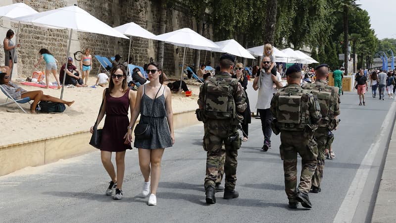 A Paris-Plages, des militaires de l'opération Sentinelle patrouillent.