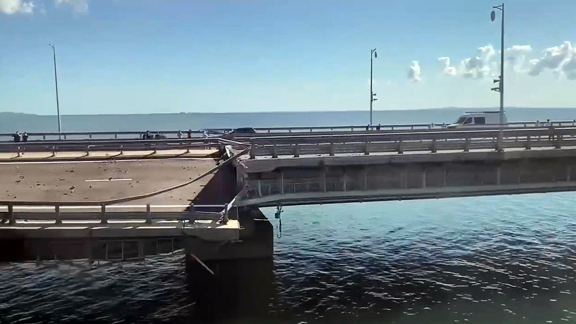 Photo montrant le pont de Kertch, qui relie la Crimée à la Russie, quelques heures après une attaque ukrainienne, le 17 juillet 2023 Photo montrant le pont de Kertch, qui relie la Crimée à la Russie, quelques heures après une attaque ukrainienne, le 17 juillet 2023