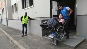 Rahima transportée à l'extérieur de son immeuble 