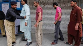 Les Pakistanais sont appelés aux urnes, comme ici à Rawalpindi, pour des élections législatives historiques. Depuis avril, les actes de guérilla imputés aux islamistes ont fait près de 120 tués et l'insécurité a contraint bon nombre de candidats à renonce
