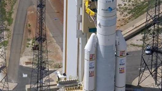 Le lanceur Ariane 5 a signé vendredi soir sa 65e mission en plaçant en orbite deux satellites de télécommunications. /Photo d'archives/REUTERS/ESA/Handout