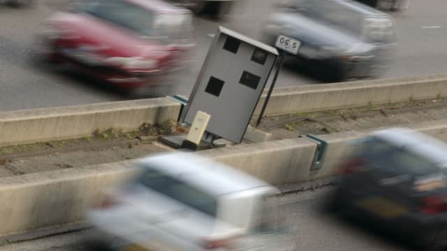Plus de la moitié des radars sont hors service. Mais si les appareils photo sont neutralisés, la plupart continuent de mesurer les vitesses sans pouvoir identifier les véhicules.