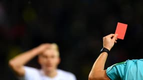Un joueur qui toussera de façon volontaire vers un joueur adverse ou vers un arbitre pendant un match pourra être sanctionné d'un carton rouge, a décidé mardi l'International Board (Ifab), garant des lois du jeu