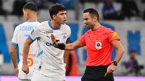 Leonardo Balerdi agacé par une décision arbitrale lors d'un match de l'OM, octobre 2024