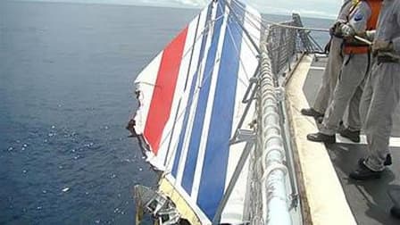 L'armée brésilienne remontant un morceau de carlingue du vol Rio-Paris AF447 qui s'est abîmé au large du Brésil, dans la nuit du 31 mai au 1er juin 2009. La quatrième campagne de localisation de l'épave de l'Airbus A330 a débuté, a annoncé le Bureau d'enq