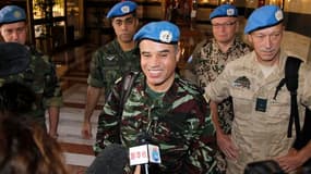 Le colonel Ahmed Hommich (au centre), membre de l'équipe d'observateurs des Nations unies, dans un hôtel de Damas. Un premier groupe d'observateurs a entamé lundi en Syrie sa mission consistant à veiller au respect du fragile cessez-le-feu par les forces