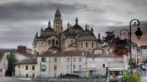 L'homme se promenait à proximité de la cathédrale.