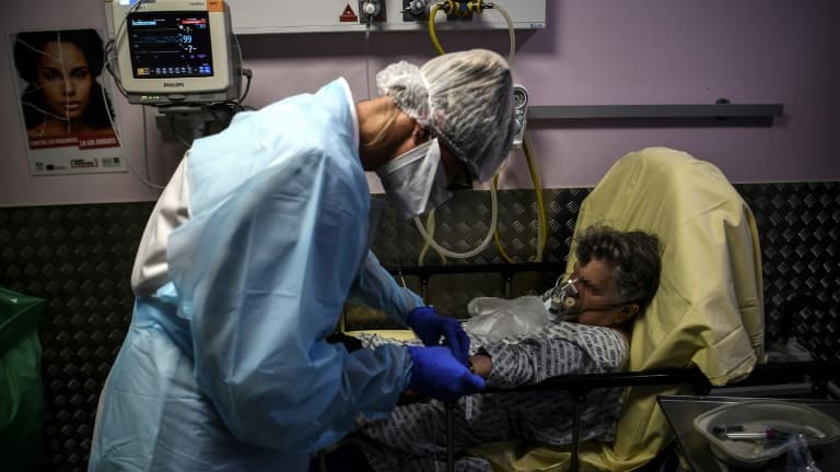 Une infirmière s'occupe d'une personne âgée présentant des symptômes du coronavirus au service des urgences de l'hôpital André Grégoire à Montreuil, le 15 octobre 2020 près de Paris