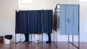 Des isoloirs dans un bureau de vote à Laval, le 9 juin 2024 (photo d'illustration)