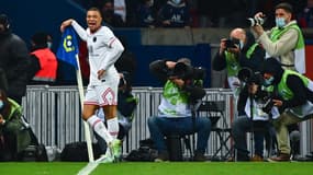La célébration de Kylian Mbappé au poteau de corner lors de PSG-Rennes, le 11 février 2022
