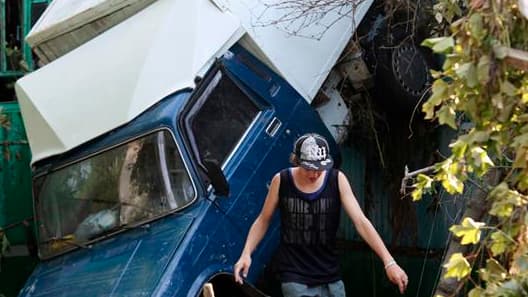 A Krymsk dans la région de Krasnodar. Vladimir Poutine a survolé en hélicoptère la région du sud de la Russie dévastée par des inondations et a ordonné une enquête fédérale pour évaluer la réaction des autorités face à cette catastrophe qui a fait 144 mor