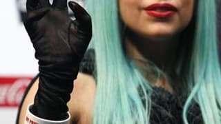 La chanteuse américaine Lady Gaga arbore au poignet un bracelet portant l'inscription "We pray for Japan". Une plainte en nom collectif a été déposée contre elle aux Etats-Unis à propos de la vente de ces bracelets en faveur des victimes du séisme du 11 m