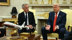 Le président américain Donald Trump (R) rencontre le Premier ministre canadien Mark Carney dans le bureau ovale de la Maison Blanche le 6 mai 2025 à Washington, DC. 