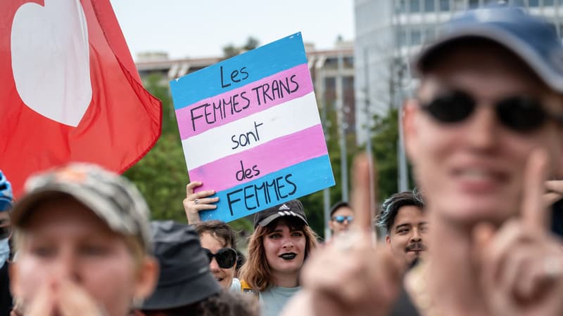 Des manifestants pour défendre les droits des personnes trans, devant le bureau des Nations Unies à Genève, le 11 juin 2023. (photo d'illustration)