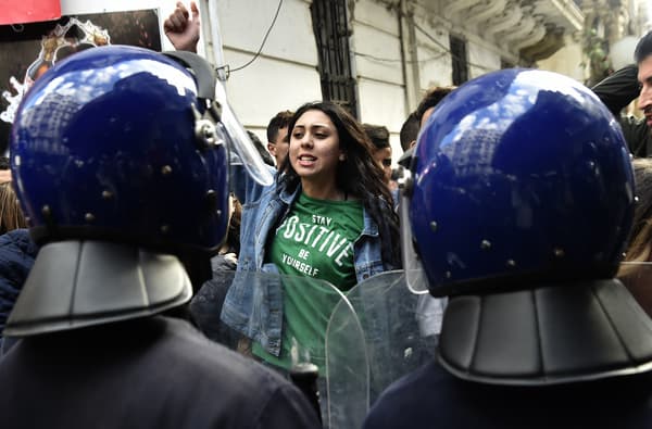 Une étudiante manifeste contre un 5e mandat d'Abdelaziz Bouteflika, le 26 février 2019 à Alger. Une étudiante manifeste contre un 5e mandat d'Abdelaziz Bouteflika, le 26 février 2019 à Alger.