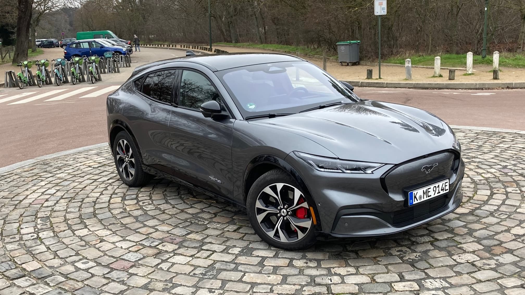 Avec 4,71 mètres de long, la Mustang Mach-e se classe dans la catégorie des SUV familiaux. Avec 4,71 mètres de long, la Mustang Mach-e se classe dans la catégorie des SUV familiaux.