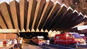 Des pompiers en action, le 22 mars 1999, lors de l'incendie qui a coûté la vie à 39 personnes dans le tunnel du Mont-Blanc.