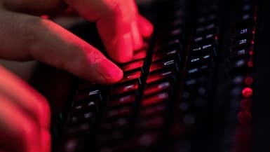 Un utilisateur d'ordinateur tapant sur un clavier
