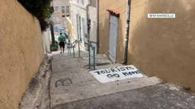 Photo du message "Tourist go home" dans une rue de Marseille, le 19 août 2025, sommant les touristes de rentrer chez eux. 