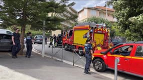 Un large périmètre de sécurité est établi rue Henri-Cordier à Nice.