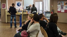 Des demandeurs d'emplois patientent dans une agence Pôle Emploi (photo d'illustration).
