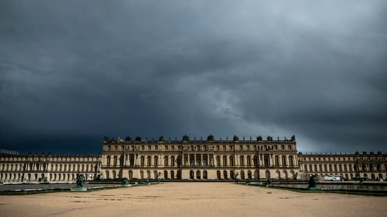 Le musée du Louvre et le château de Versailles ont été évacués et fermés après des alertes