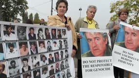 Trois "Mères de Srebrenica" portant des portraits de Radovan Karadzic manifestent devant la Cour européenne des droits de l'homme à Strasbourg, le 11 octobre 2012.