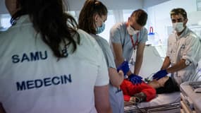 Des médecins du Samu pratiquent un massage cardiaque sur un mannequin, lors d'une séance d'entraînement, à l'hôpital Émile Muller, de Mulhouse, le 26 juin 2023 (ILLUSTRATION)