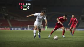 Hwang Hee-Chan au duel avec Kim Chol Bom lors du match entre la Corée du Sud et la Corée du Nord, à Pyongyang le 15 octobre 2019