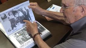 Albert Corrieri, ancien déporté âgé de 102 ans, montrant des photos de lui et ses camarades victime du STO durant la Seconde Guerre mondiale, en juin 2024 à Marseille (Bouches-du-Rhône).