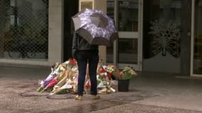 Fleurs, messages et autres présents déposés devant le bureau de la psychologue tuée mercredi dernier à Annecy