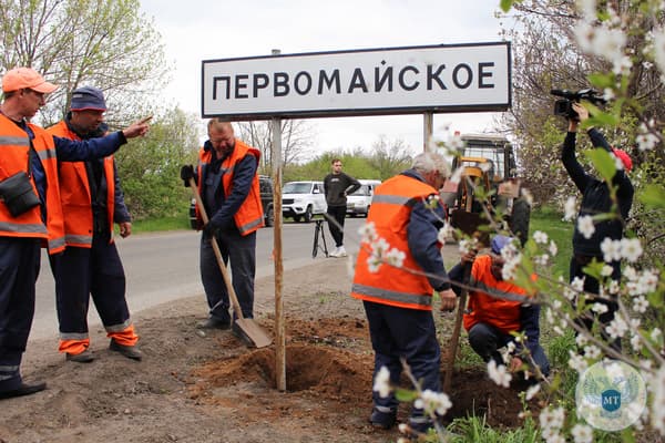 Les panneaux en ukrainien près de Marioupol ont été remplacés par des panneaux en russe