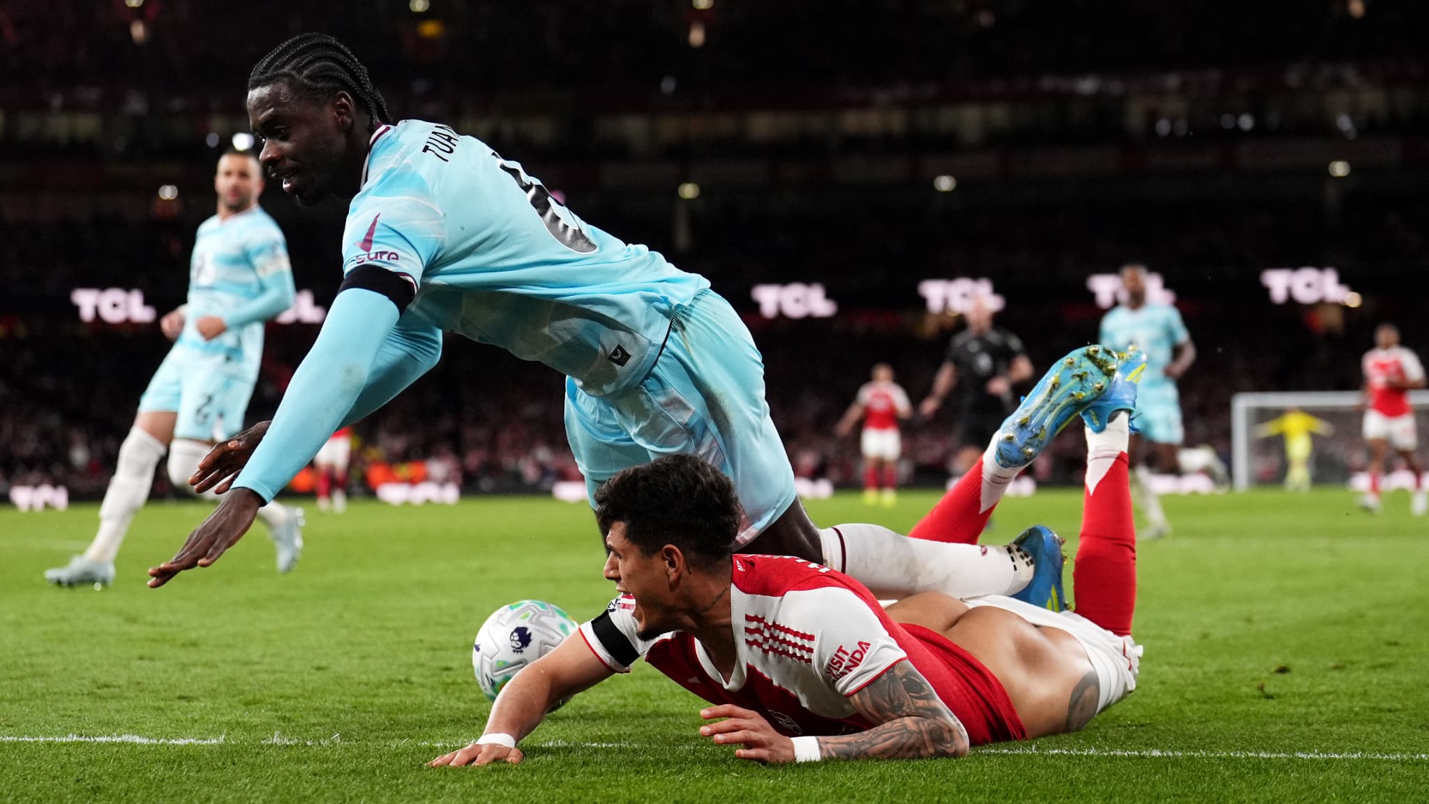 Quand le football rime avec humour : les fesses à l'air et le titre en vue pour Arsenal