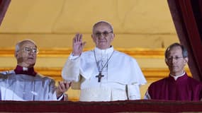 Le nouveau pape, Jorge Mario Bergoglio (au centre), rebaptisé François 1er..