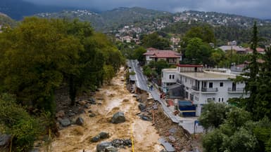 Une route partiellement détruite dans une zone inondée de la ville de Volos, en Grèce centrale, le 6 septembre 2023.