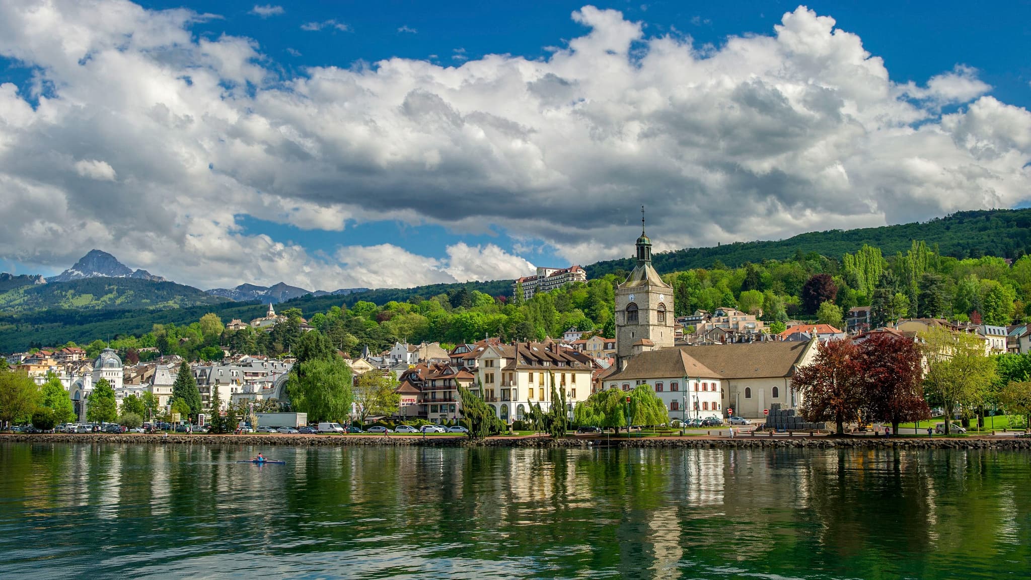 Une vue de la ville d'Évian-les-Bains, en Haute-Savoie, le 6 mai 2015.