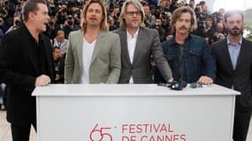 Le réalisateur australien Andrew Dominik (au centre) en compagnie de l'équipe du film "Cogan - La mort en douce", présenté lors de la 65e édition du Festival de Cannes et qui évoque le milieu des truands face à la crise. De gauche à droite : Ray Liotta, B