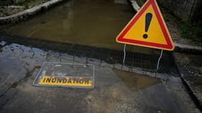 Un panneau de signalisation dans une rue inondée en raison des fortes pluies de ces derniers jours, dans le centre-est de la France, le 2 avril 2024.
