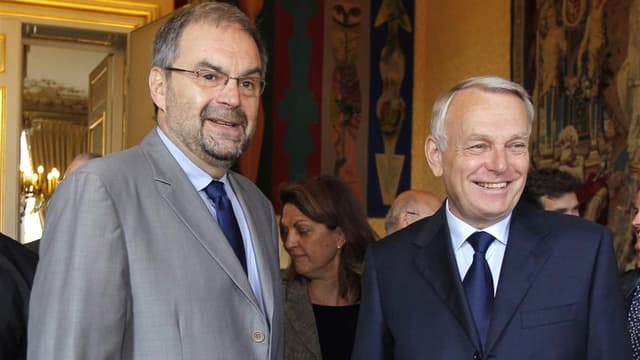 Le secrétaire général de la CFDT François Chérèque accueilli mardi à Matignon par le Premier ministre Jean-Marc Ayrault. Le chef du gouvernement, accompagné des ministres concernés par les dossiers, a entamé des consultations avec les syndicats et les org