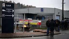 Des ouvriers en grève devant l'usine de l'équipementier automobile SAM à Viviez (Aveyron) le 24 novembre 2021.