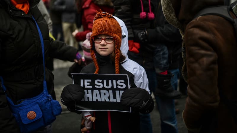 Enfant portant une pancarte "Je suis Charlie", lors d'une manifestation de solidarité à Istanbul, le 8 janvier 2015.