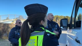 Les forces de l'ordre réalisent des patrouilles ainsi que des contrôles routiers à Saint-Rémy-de-Provence (Bouches-du-Rhône).