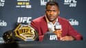 Francis Ngannou avec le titre des poids lourds de l'UFC
