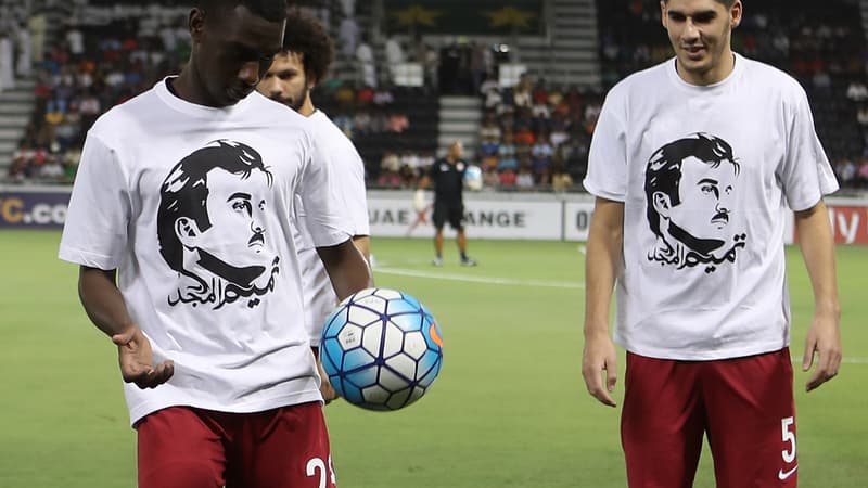 Les joueurs du Qatar ont porté des t-shirts de soutien à l'émir