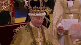 Le roi Charles III couronné en l'abbaye de Westminster (Londres, Royaume-Uni), à l'occasion de la cérémonie de couronnement, le 6 mai 2023.