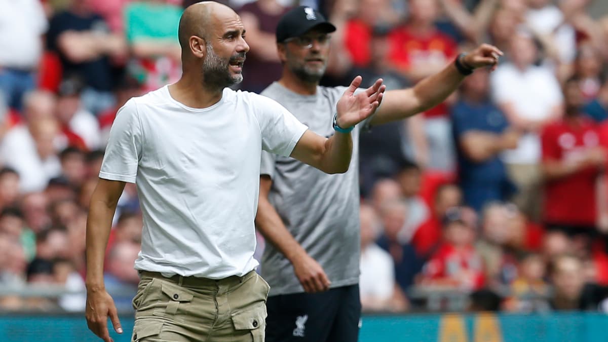 Pep Guardiola (au premier plan) et Jürgen Klopp, deux entraîneurs qui ont fait bouger les lignes en Premier League, lors du Community Shield 2019 Pep Guardiola (au premier plan) et Jürgen Klopp, deux entraîneurs qui ont fait bouger les lignes en Premier League, lors du Community Shield 2019