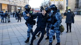 Arrestation lors d'une manifestation à Moscou contre l'invasion russe en Ukraine, le 27 février 2022
