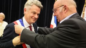 Alain Bocquet remet l'écharpe de maire au secrétaire national du Parti communiste français (PCF) Fabien Roussel, à la mairie de Saint Amand les Eaux, dans le nord de la France, le 30 janvier 2025.