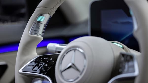 The new steering wheel of the Mercedes Classe S which will be compatible with the autonomous driving of level 3 